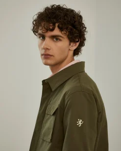 Blusão safari com bolsos na frente