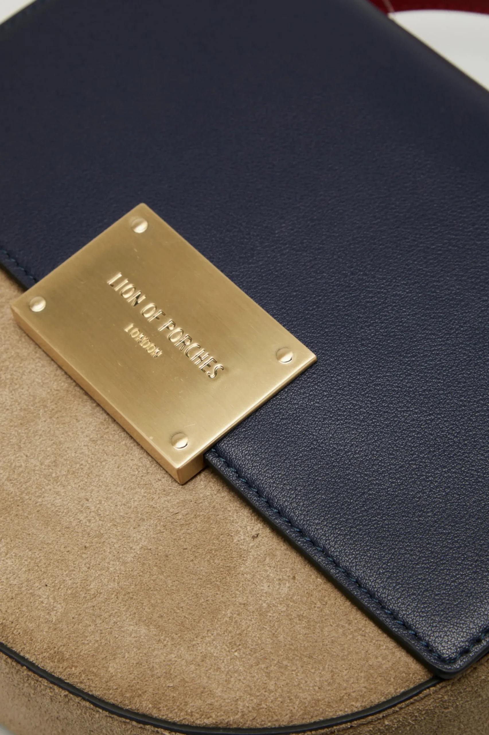 Bolsa semicircular em camurça e pele