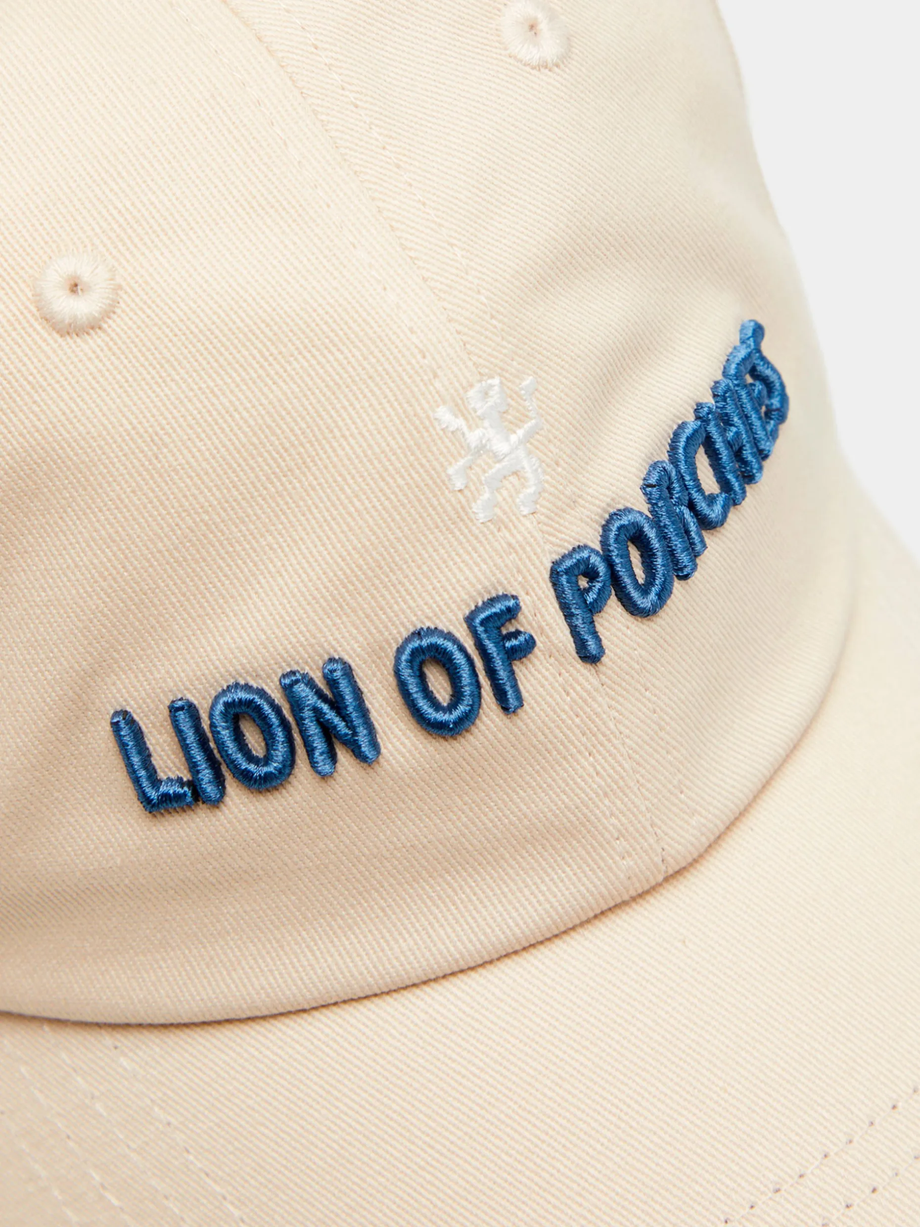 Boné com logotipo em contraste