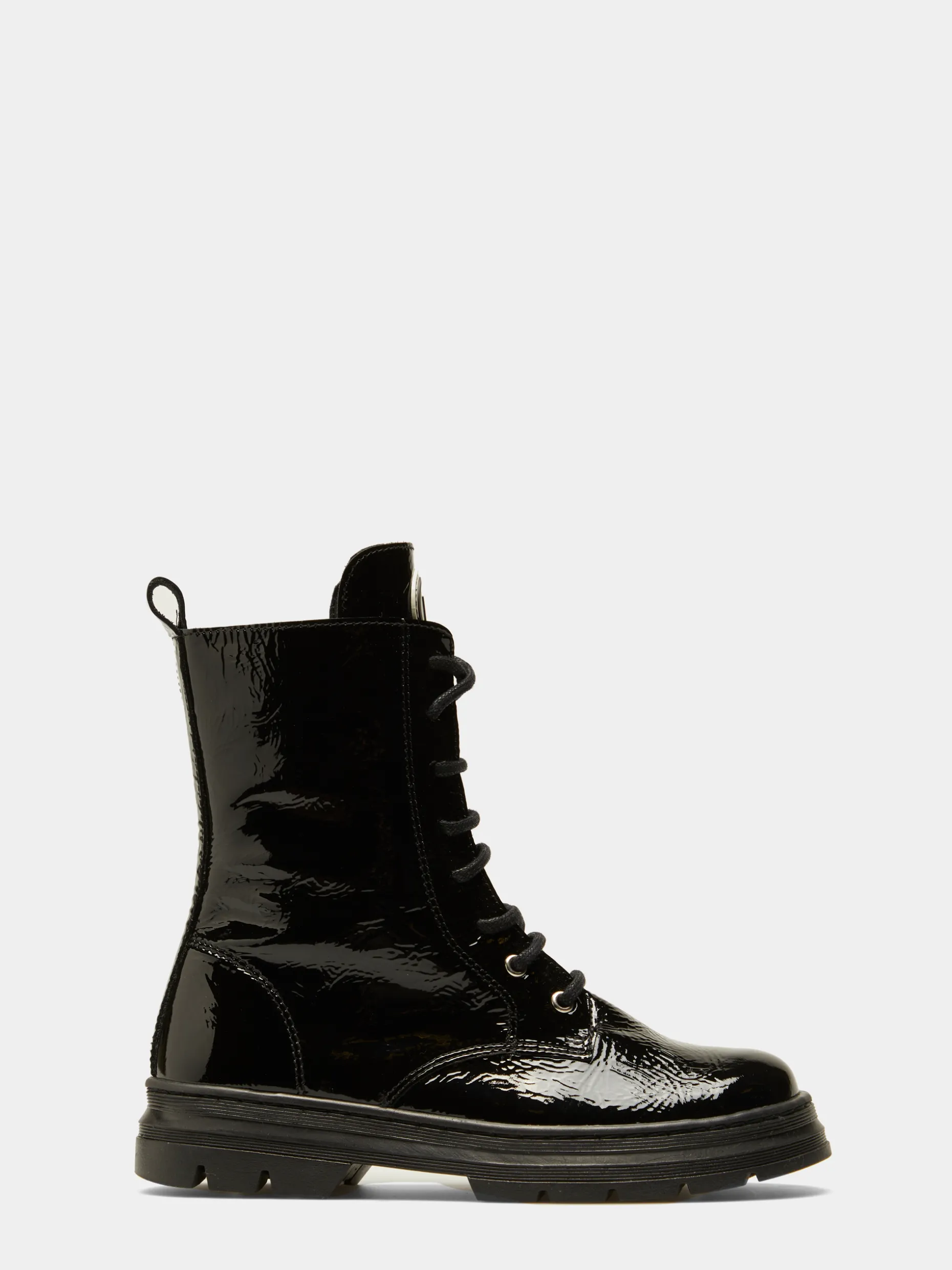 Botas de verniz com cordões