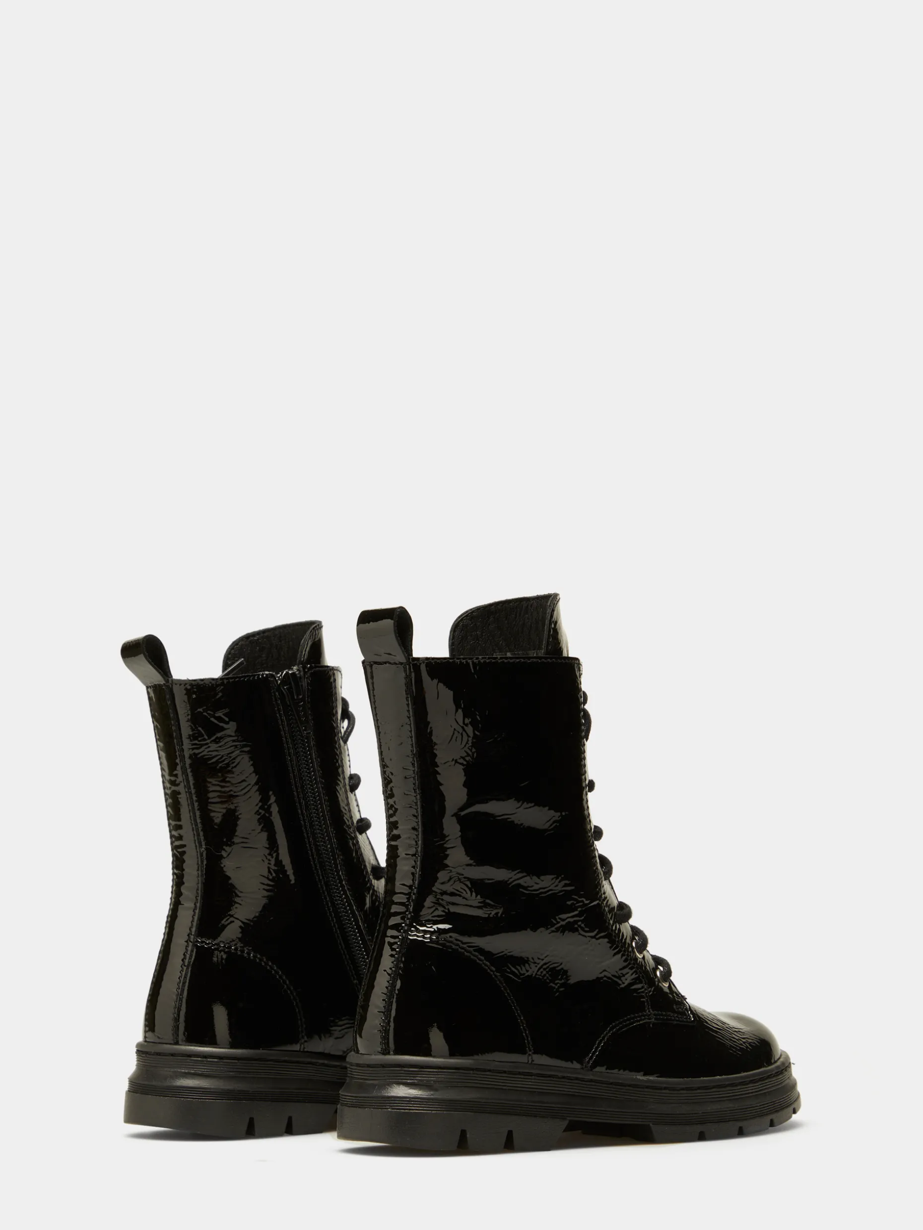 Botas de verniz com cordões