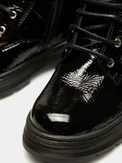 Botas de verniz com cordões