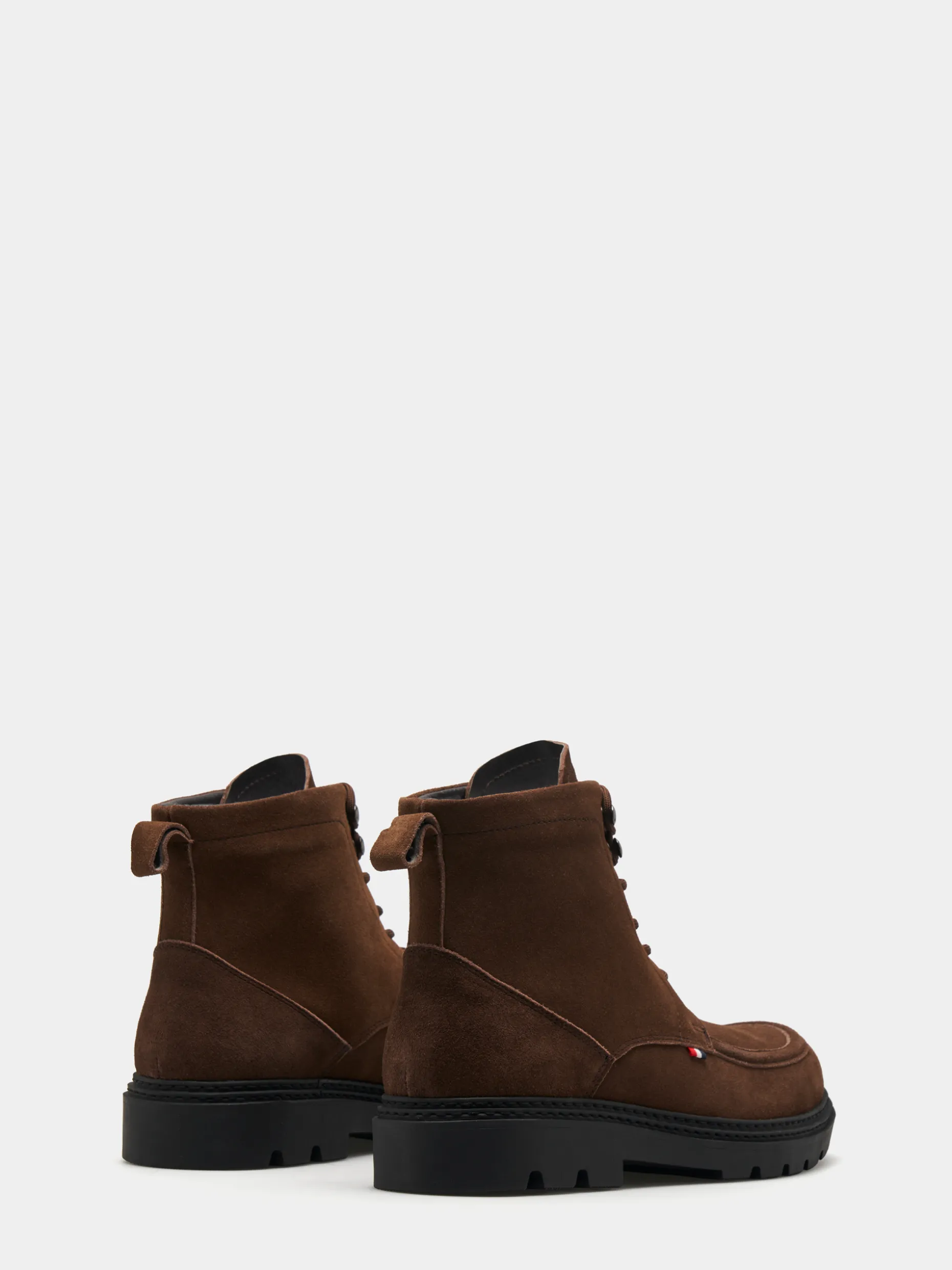 Botas em camurça com cordões