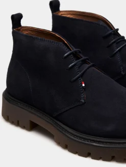 Botins em camurça com cordões