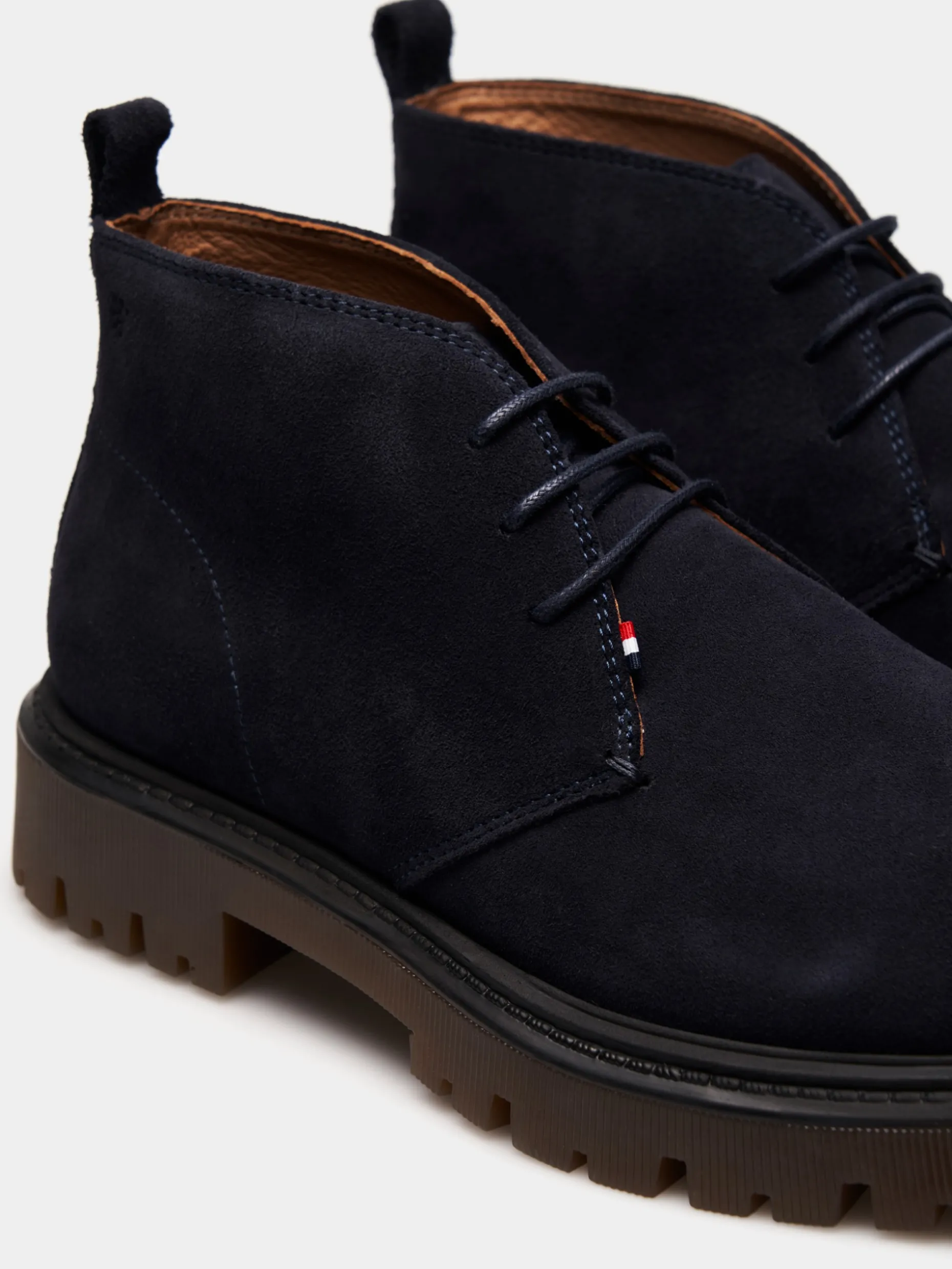 Botins em camurça com cordões