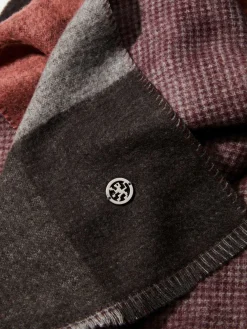 Cachecol com padrão de quadrados