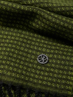 Cachecol com padrão geométrico