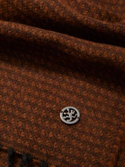 Cachecol com padrão geométrico