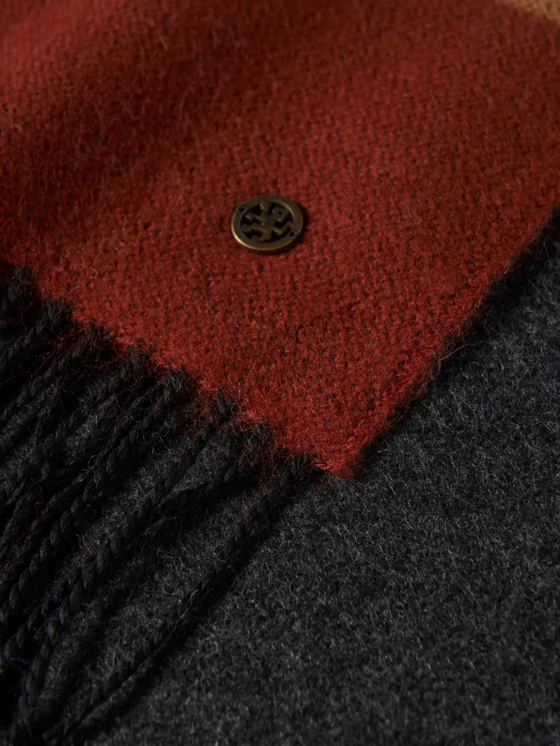 Cachecol tricolor com franjas