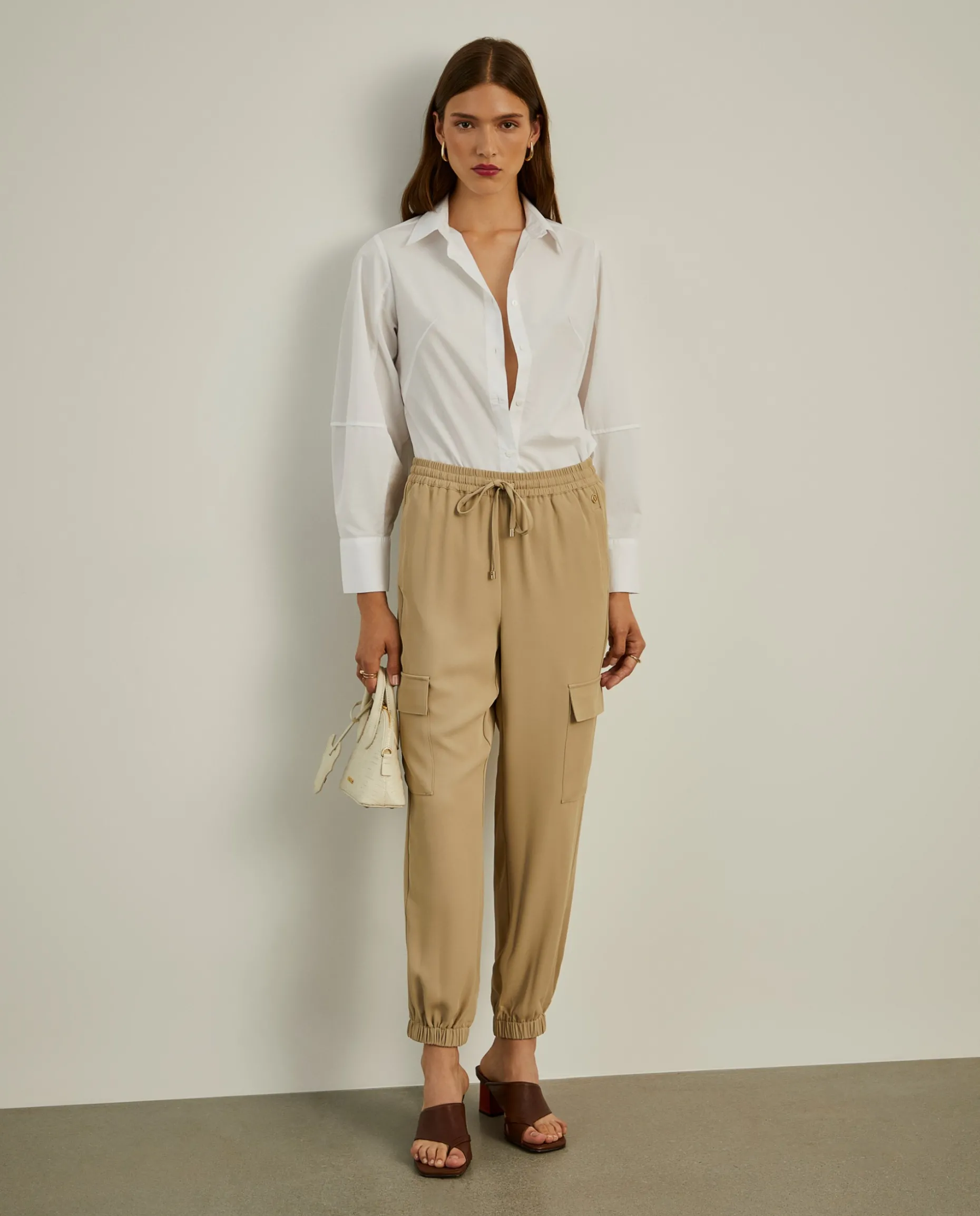 Calças cargo com cintura elástica e cordão