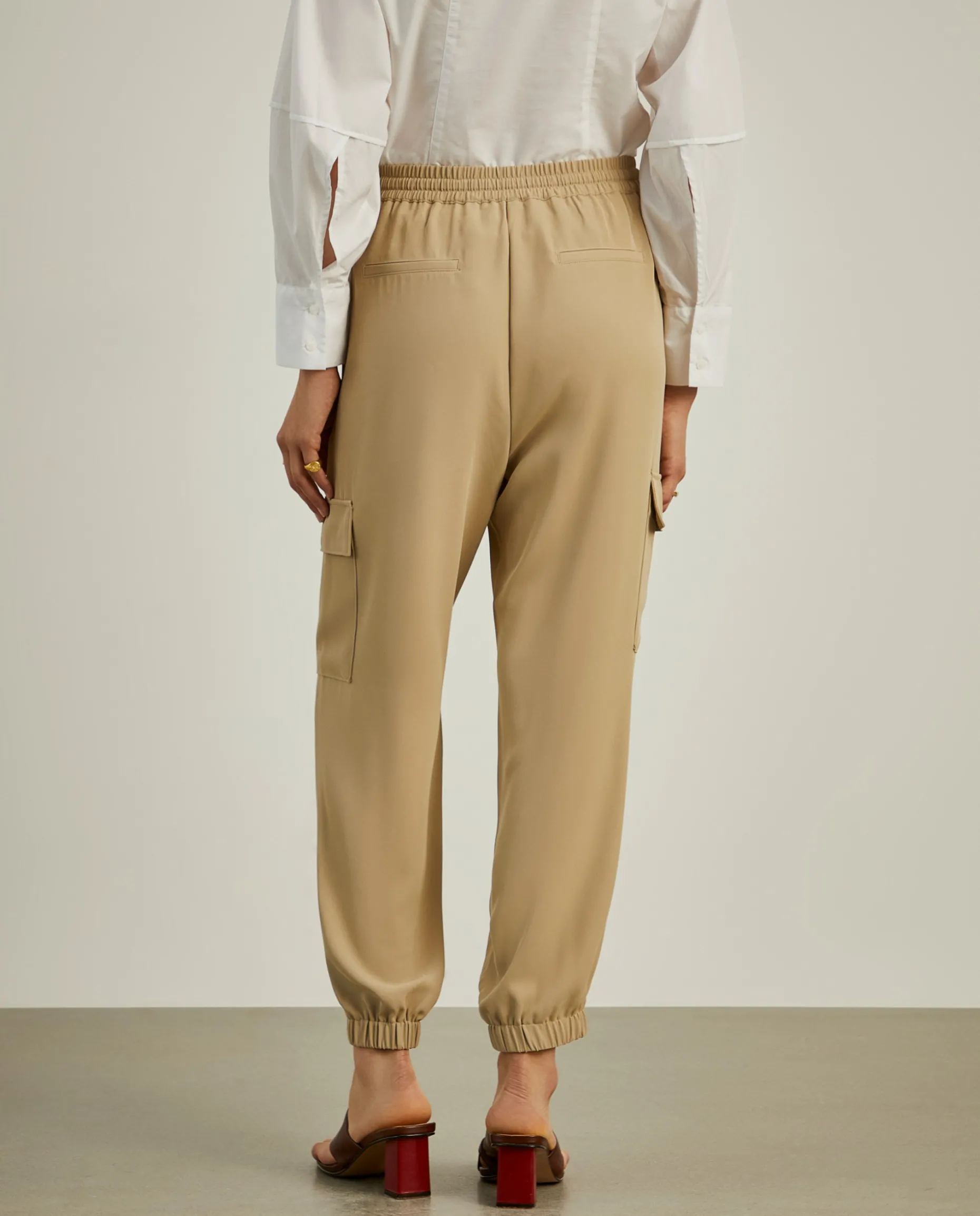 Calças cargo com cintura elástica e cordão