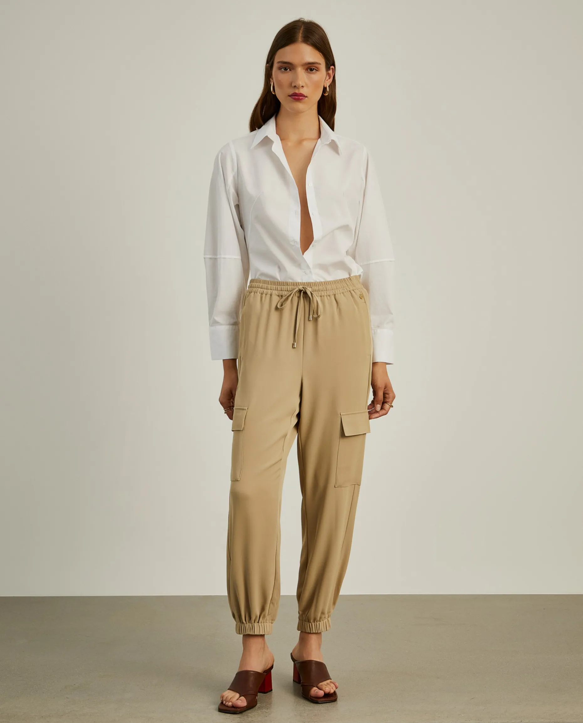 Calças cargo com cintura elástica e cordão