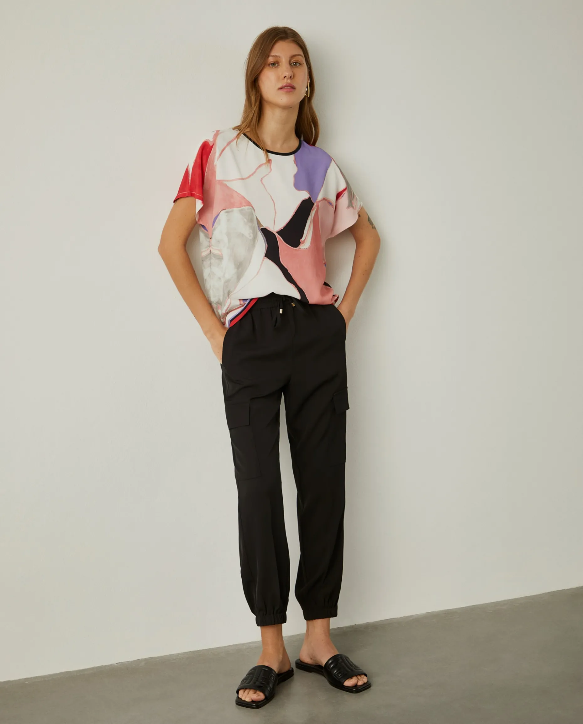 Calças cargo com cintura elástica e cordão