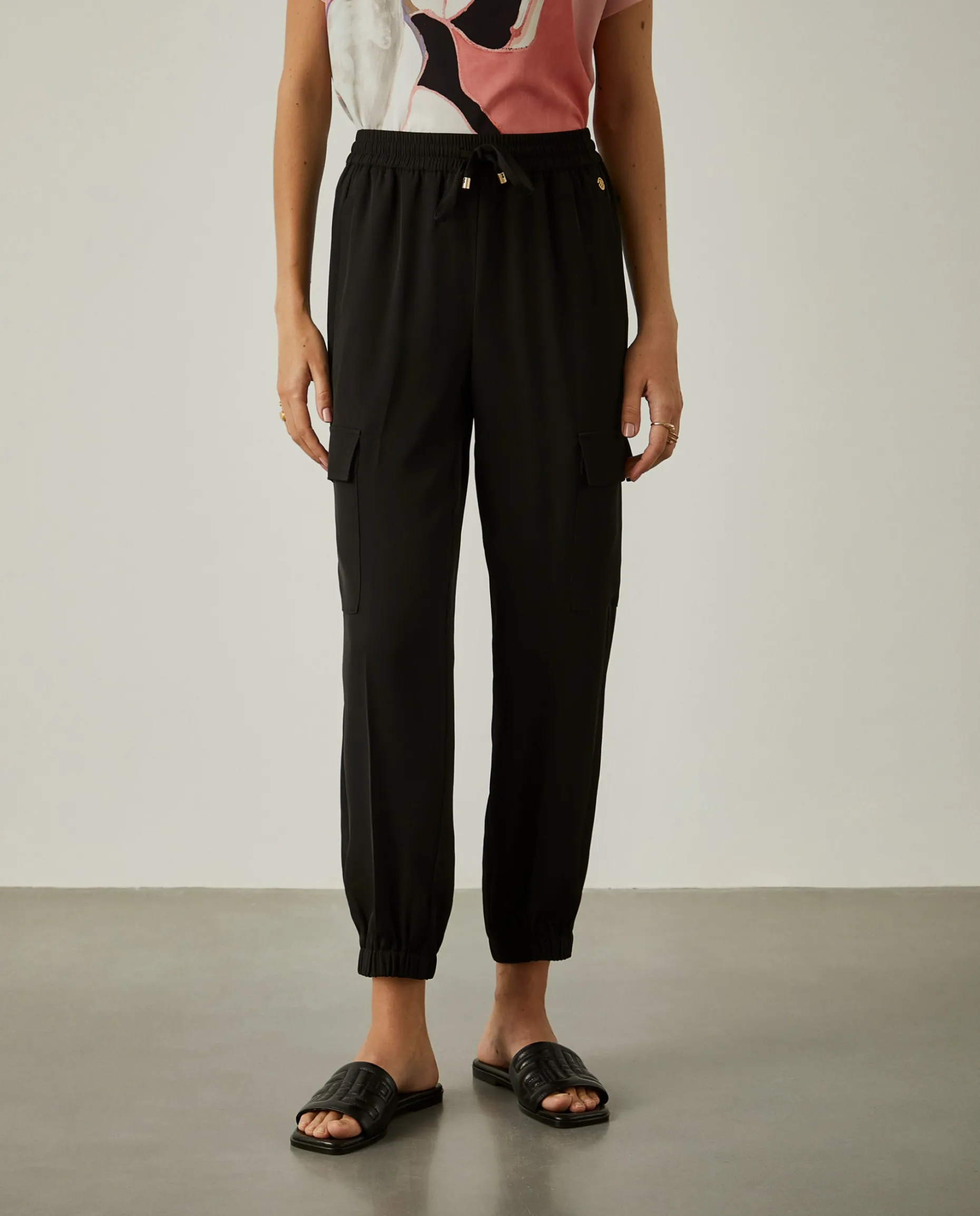 Calças cargo com cintura elástica e cordão