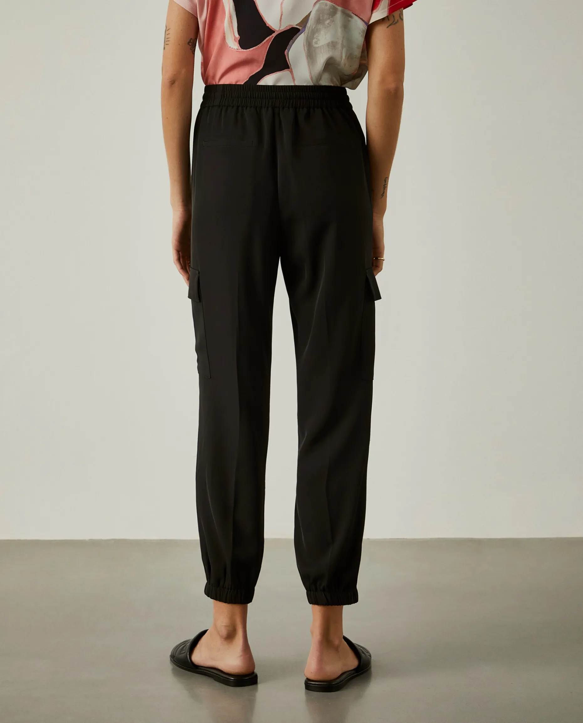 Calças cargo com cintura elástica e cordão