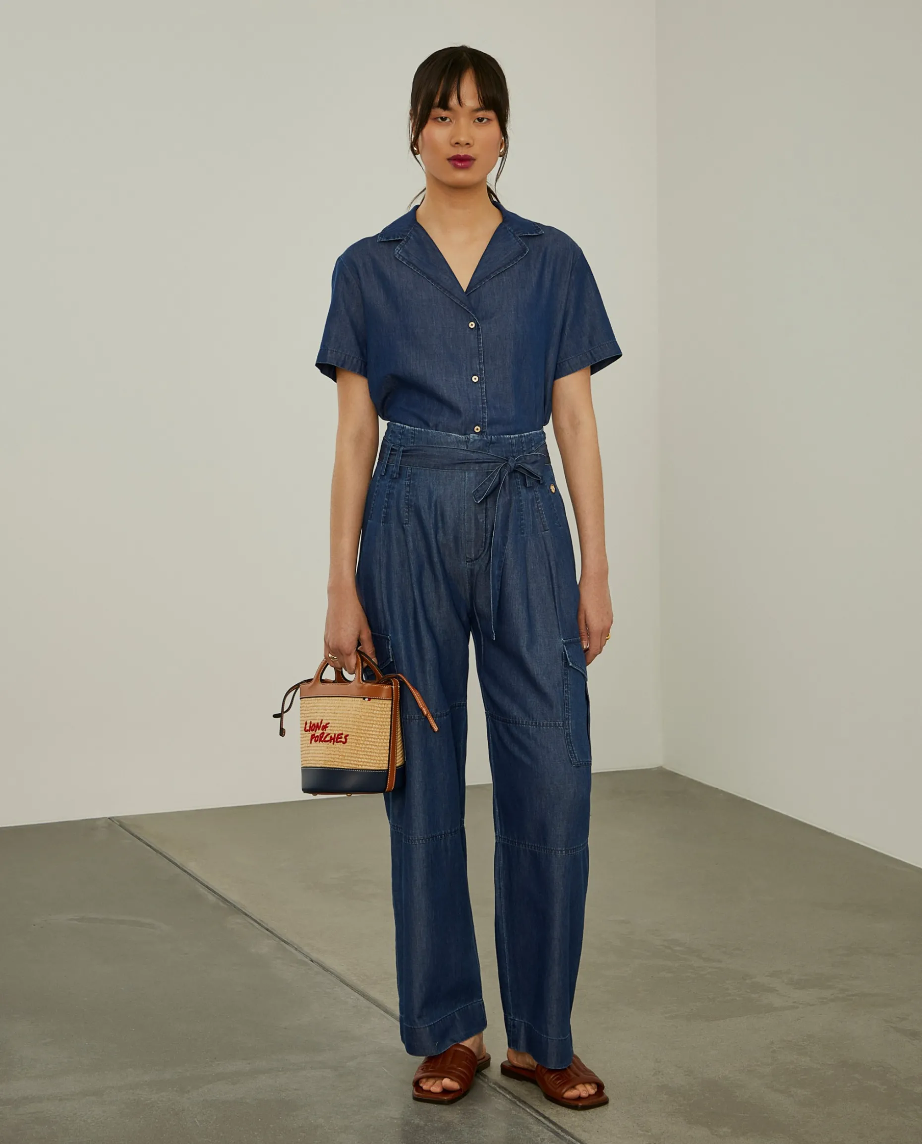 Calças cargo com pregas e cinto