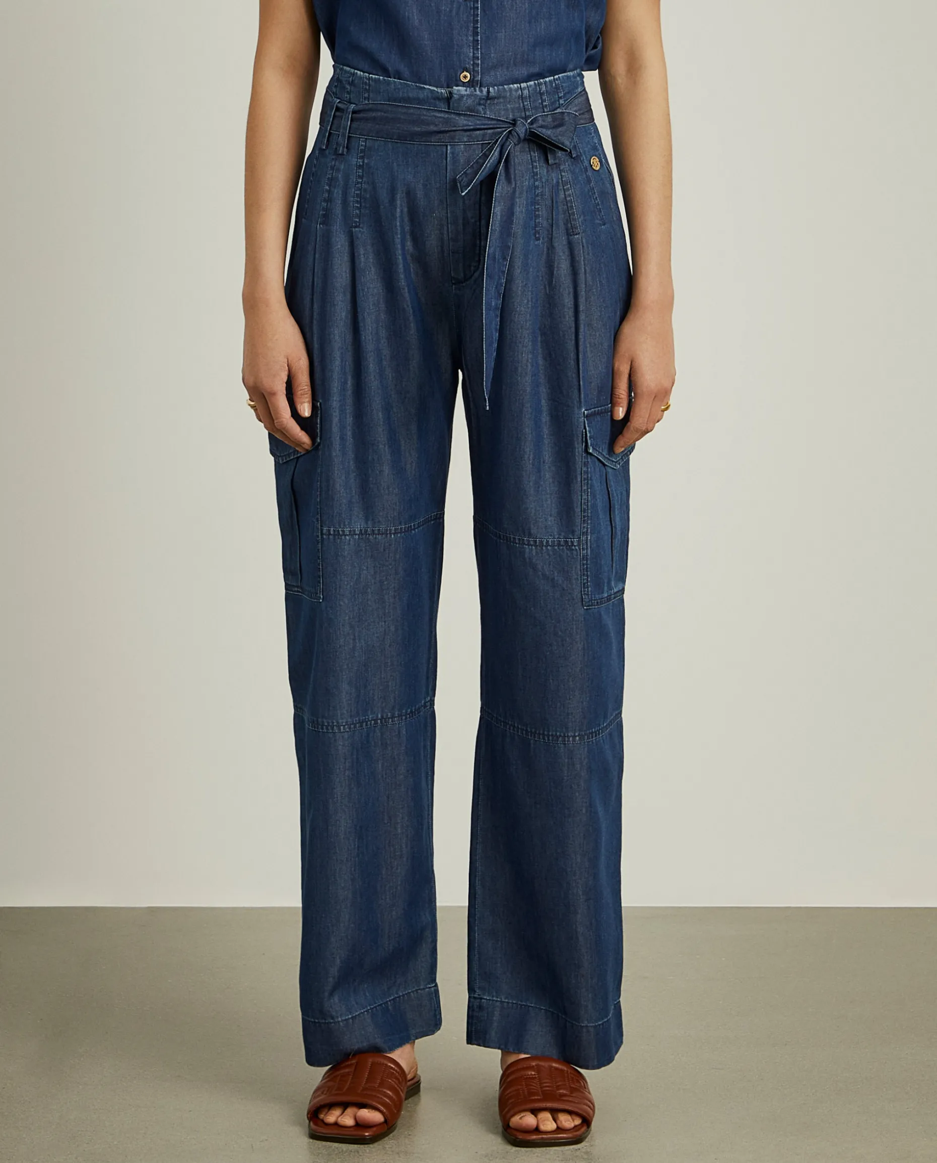 Calças cargo com pregas e cinto