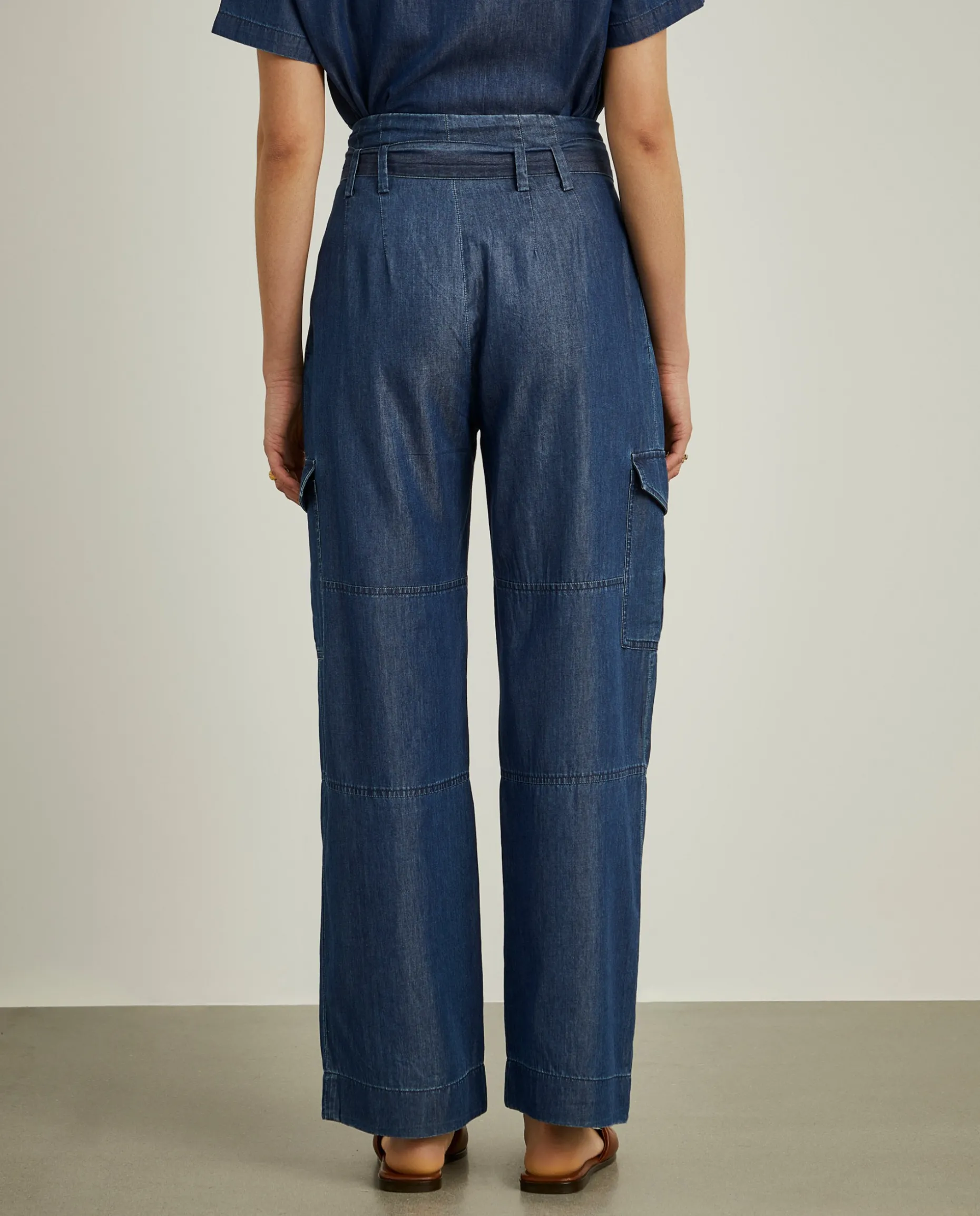 Calças cargo com pregas e cinto