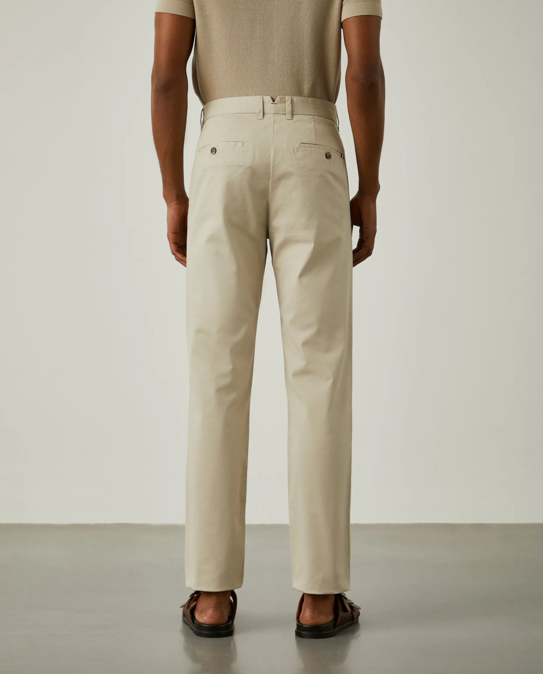 Calças chino em sarja com pregas