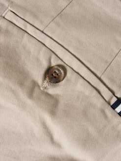 Calças chino em sarja com pregas