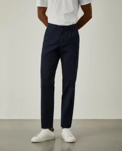 Calças chino em sarja com pregas