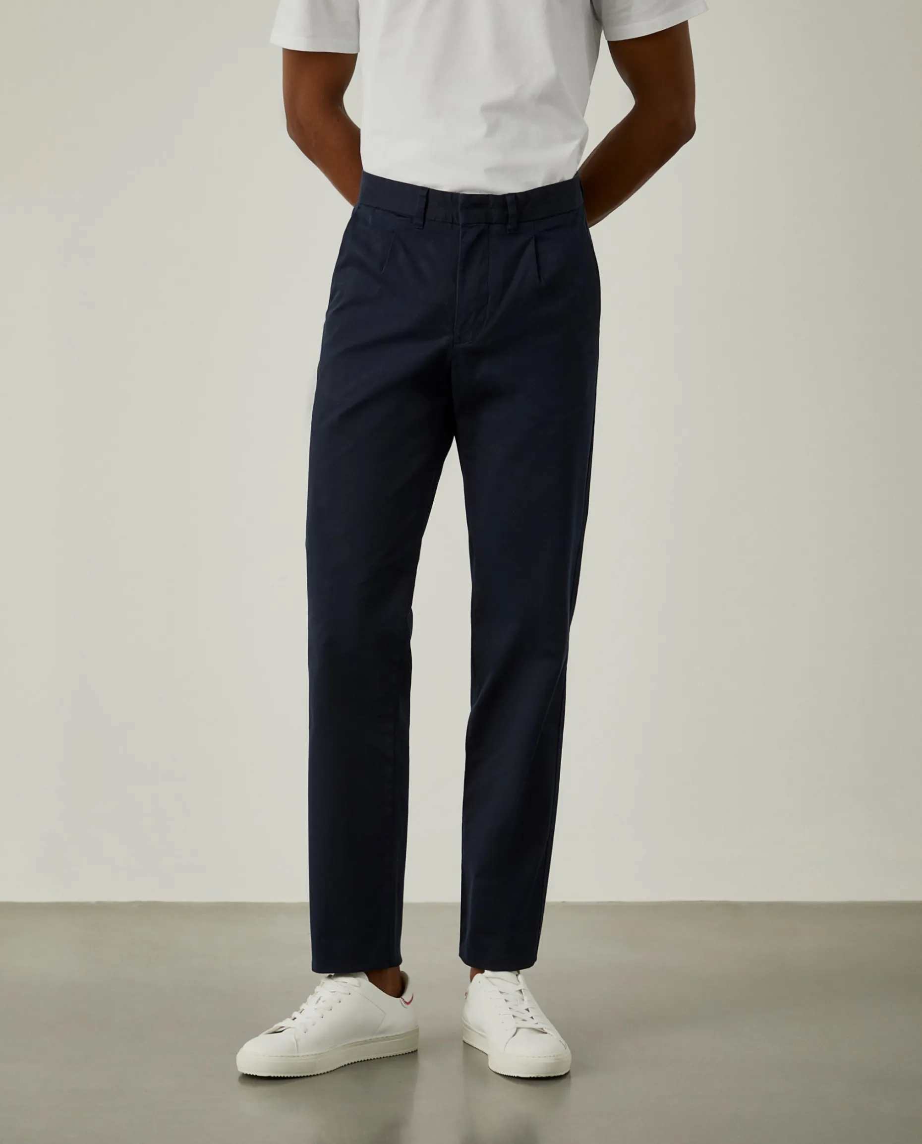 Calças chino em sarja com pregas