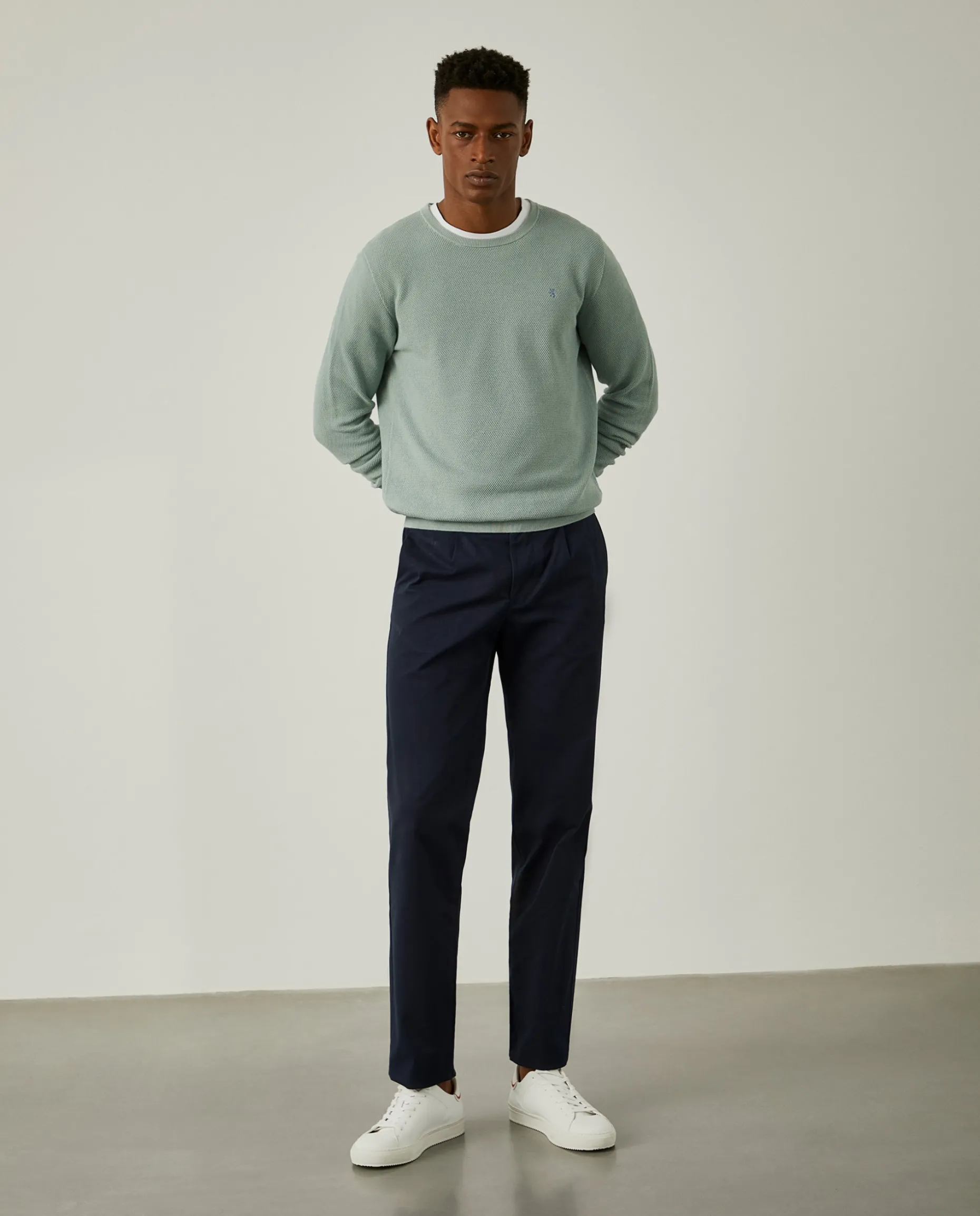 Calças chino em sarja com pregas