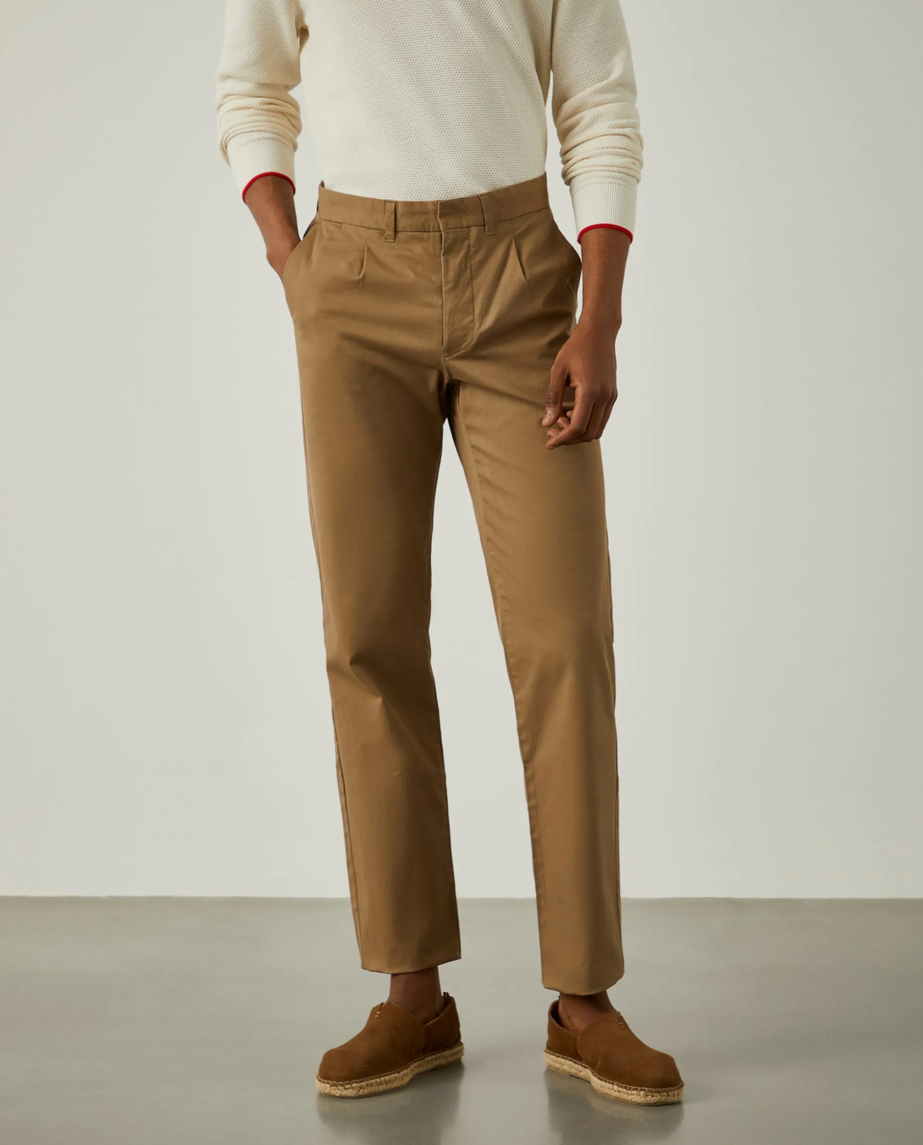 Calças chino em sarja com pregas