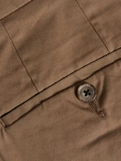 Calças chino em sarja com pregas