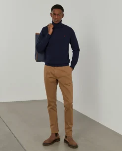 Calças chino regular fit com pregas