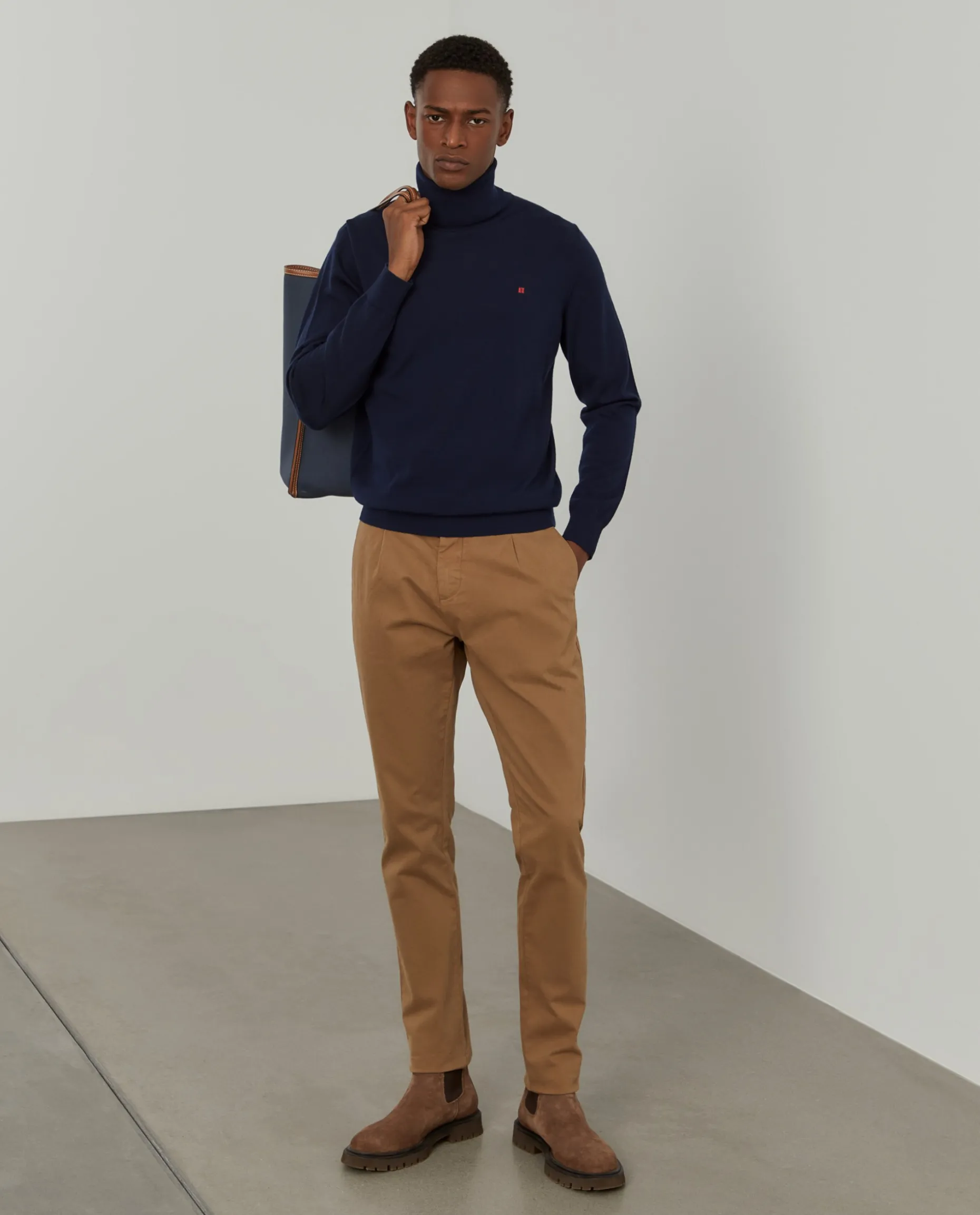 Calças chino regular fit com pregas