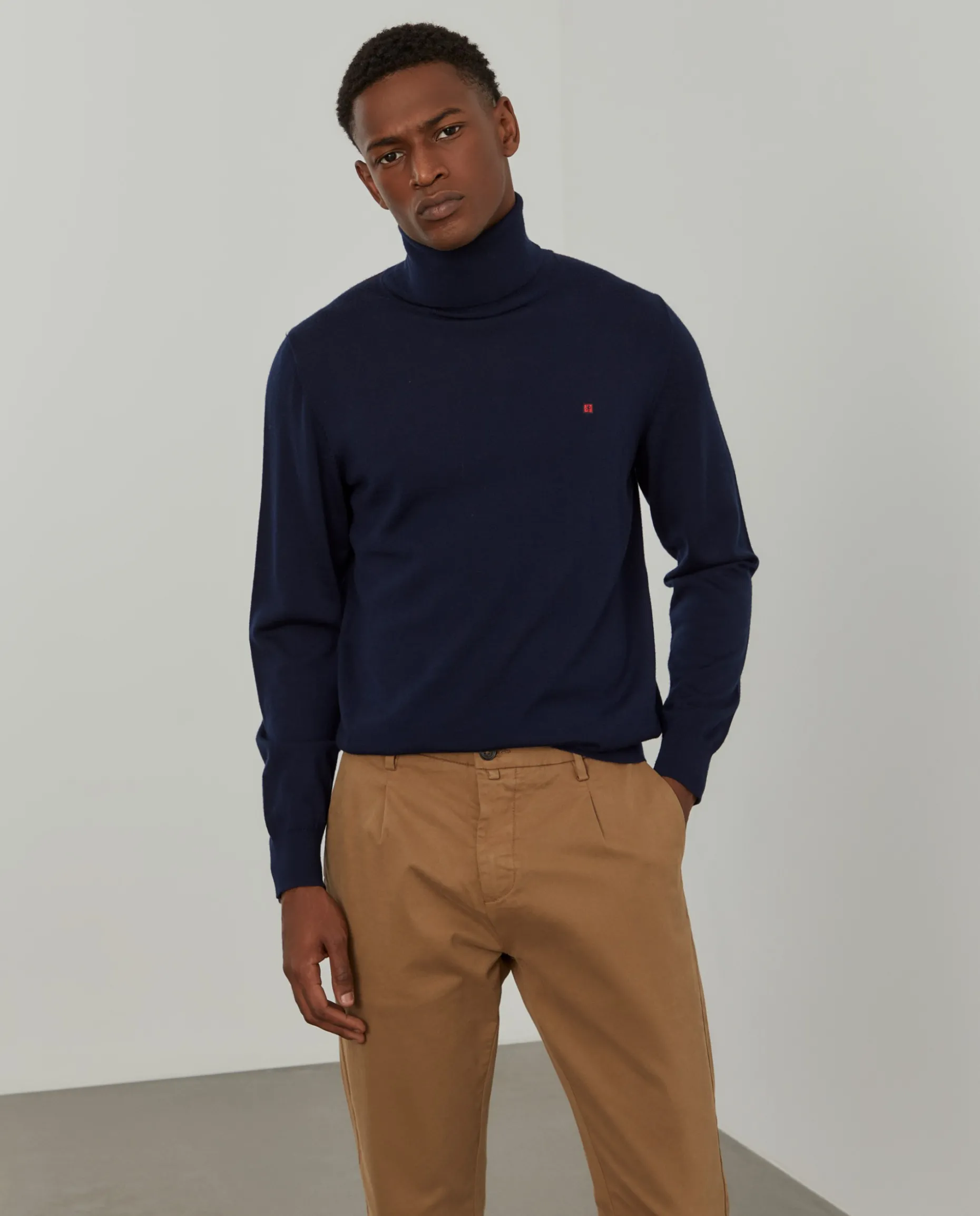 Calças chino regular fit com pregas