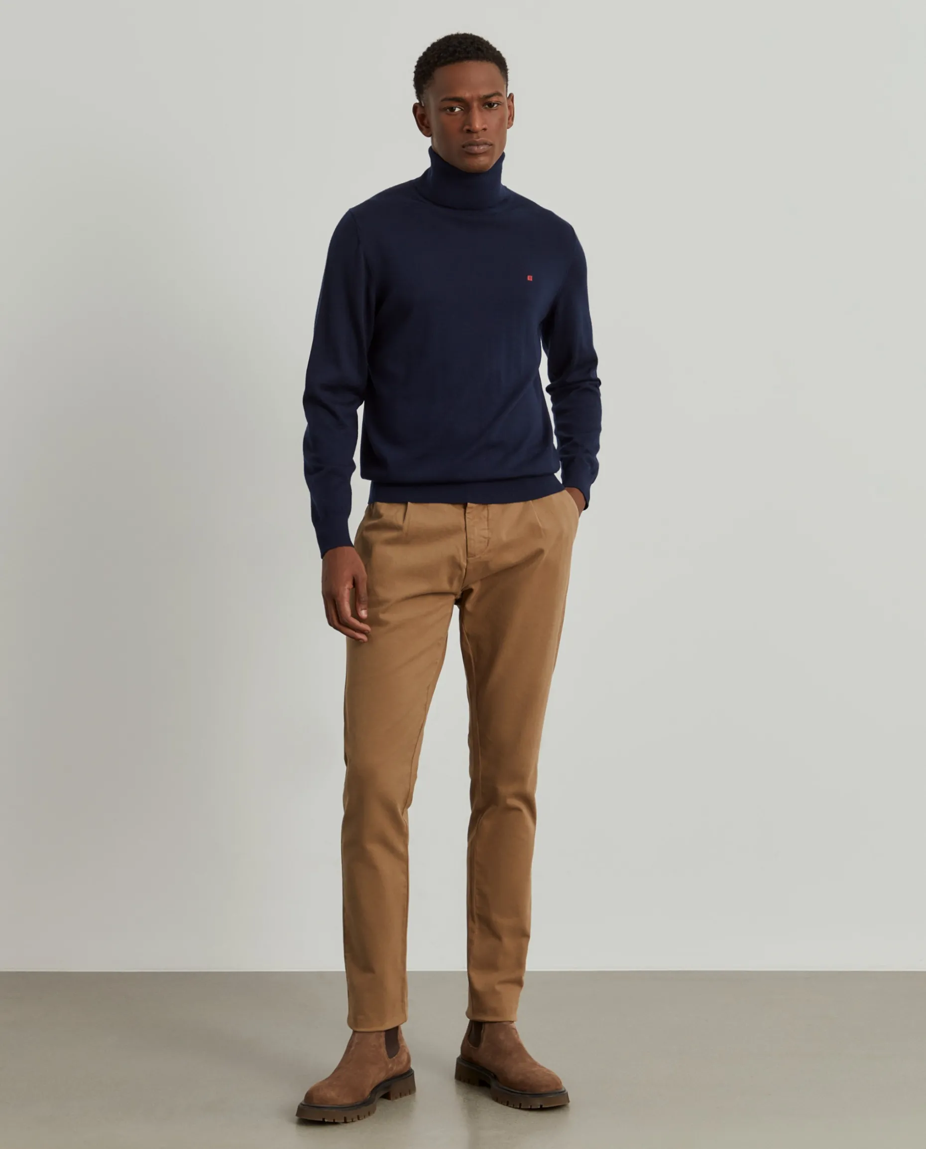 Calças chino regular fit com pregas