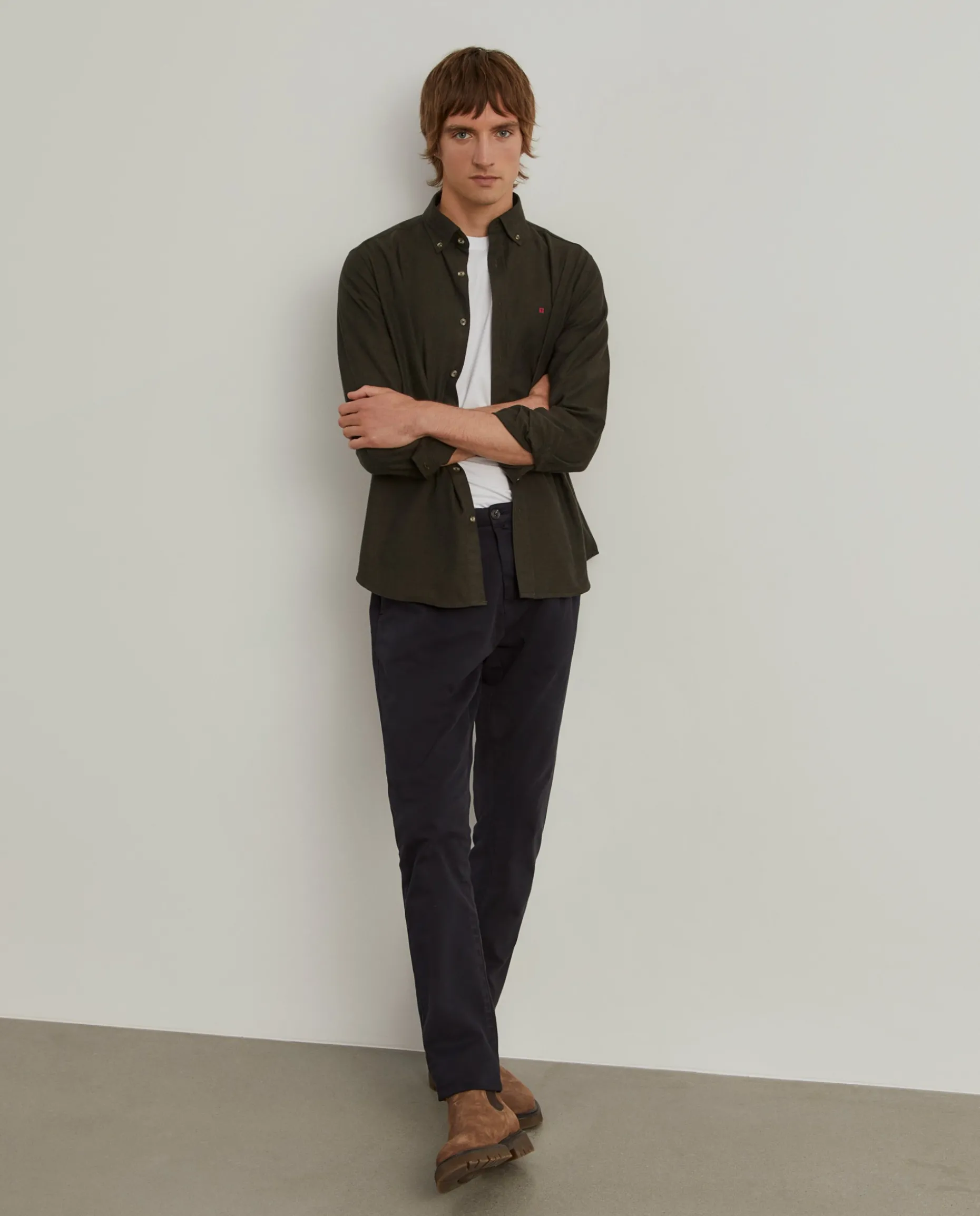 Calças chino regular fit com pregas