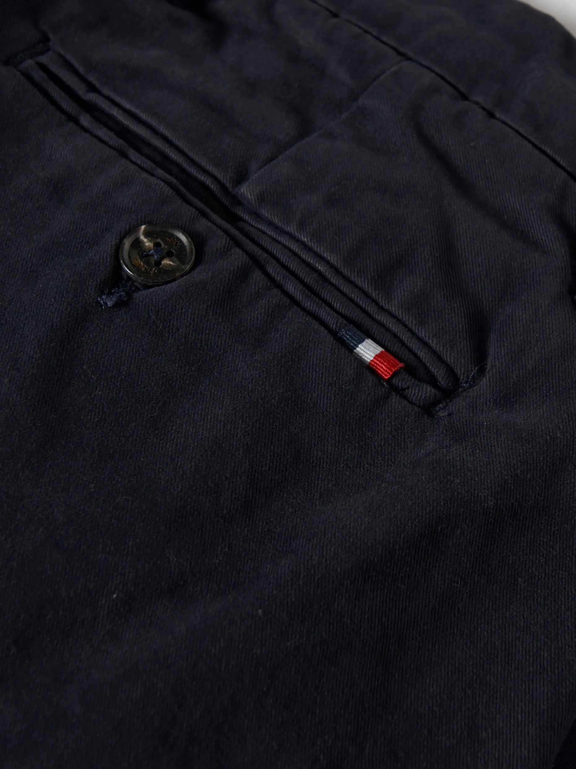 Calças chino regular fit com pregas