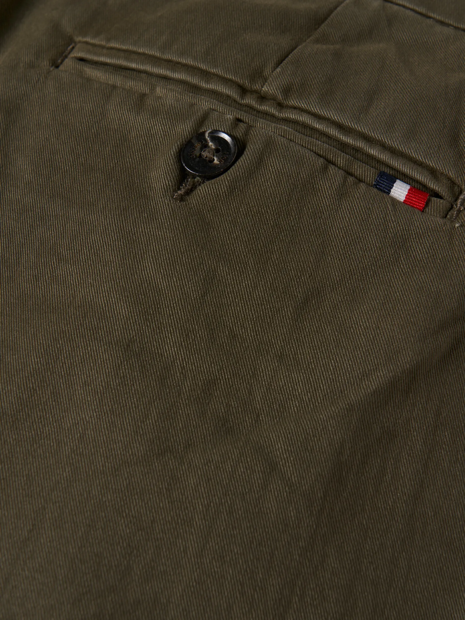 Calças chino regular fit com pregas