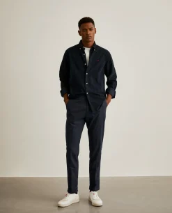 Calças chino regular fit com micro padrão