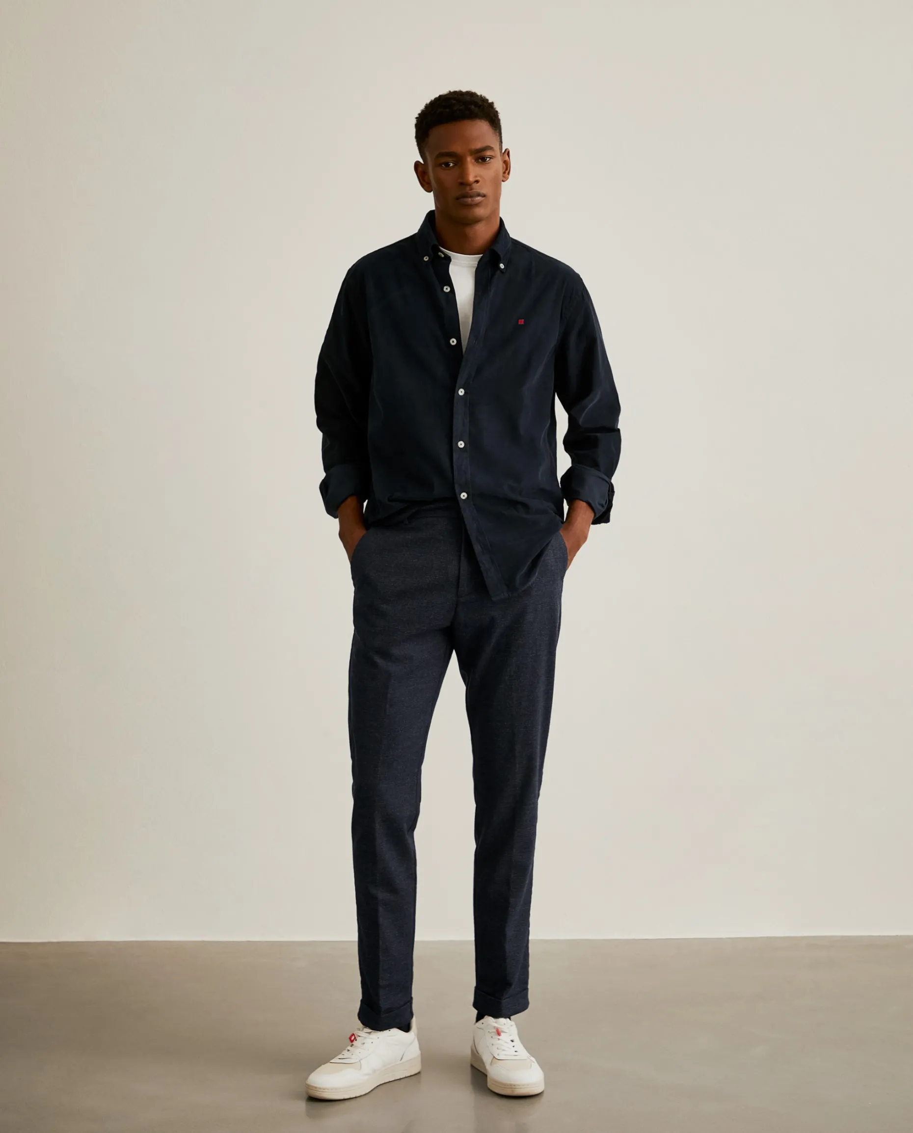 Calças chino regular fit com micro padrão