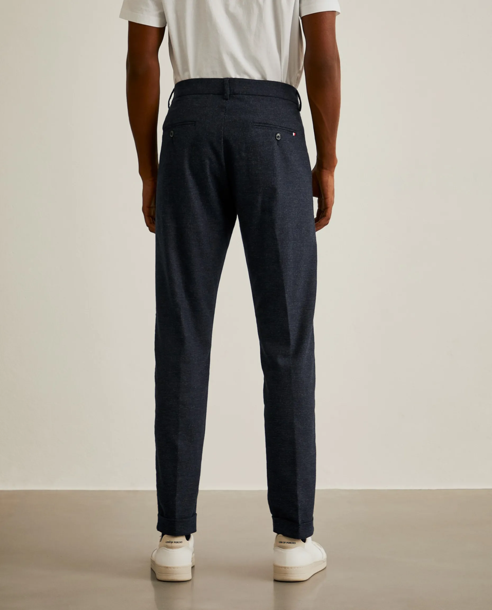 Calças chino regular fit com micro padrão