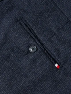 Calças chino regular fit com micro padrão