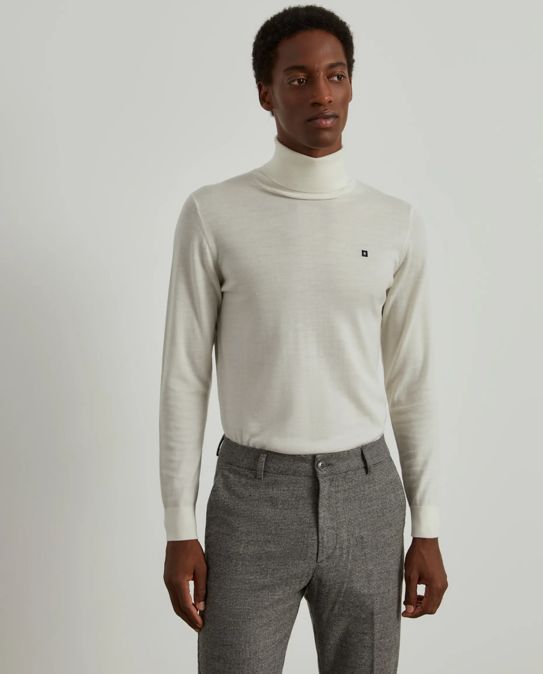 Calças chino regular fit com micro padrão