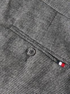 Calças chino regular fit com micro padrão