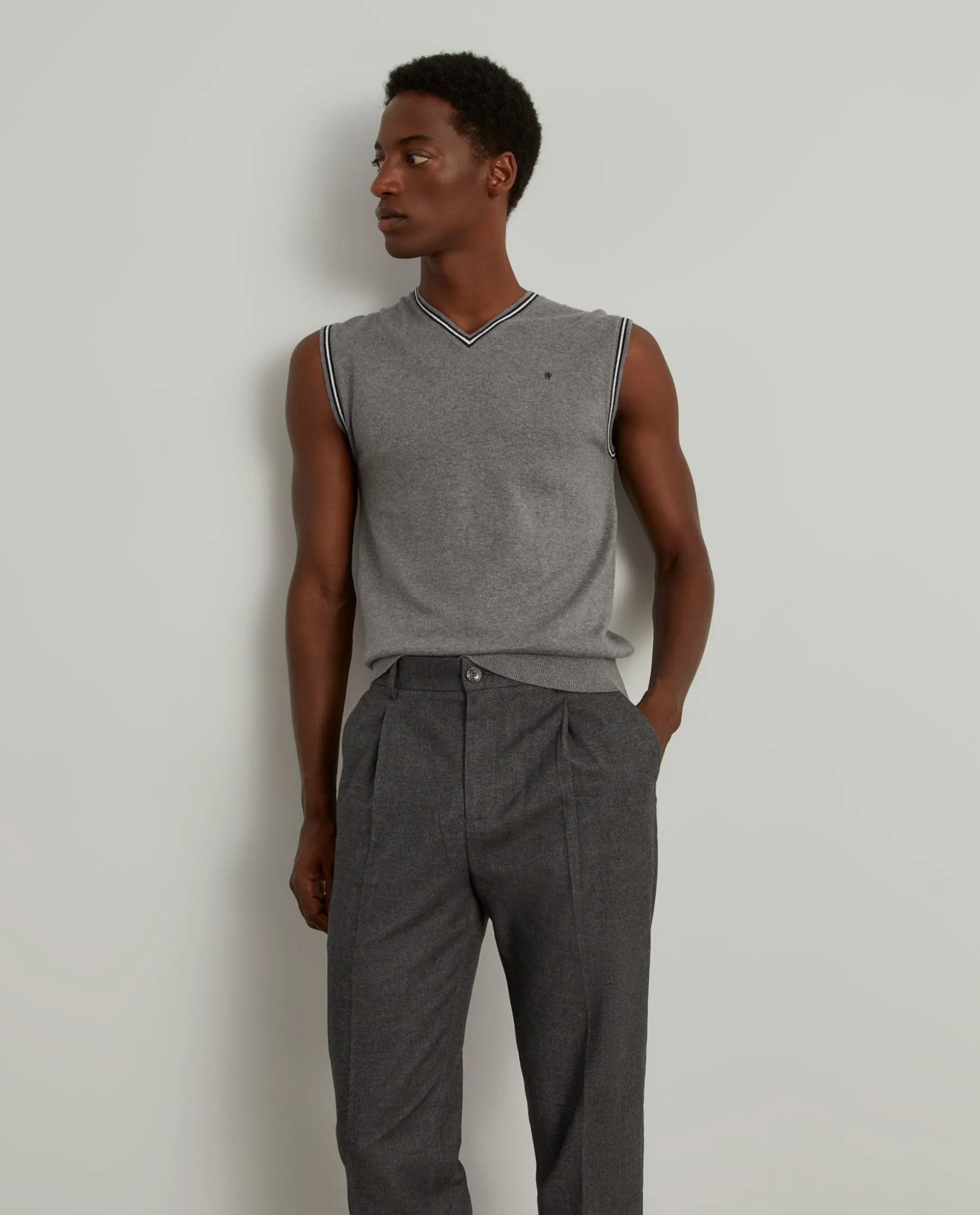 Calças chino regular fit com cordão