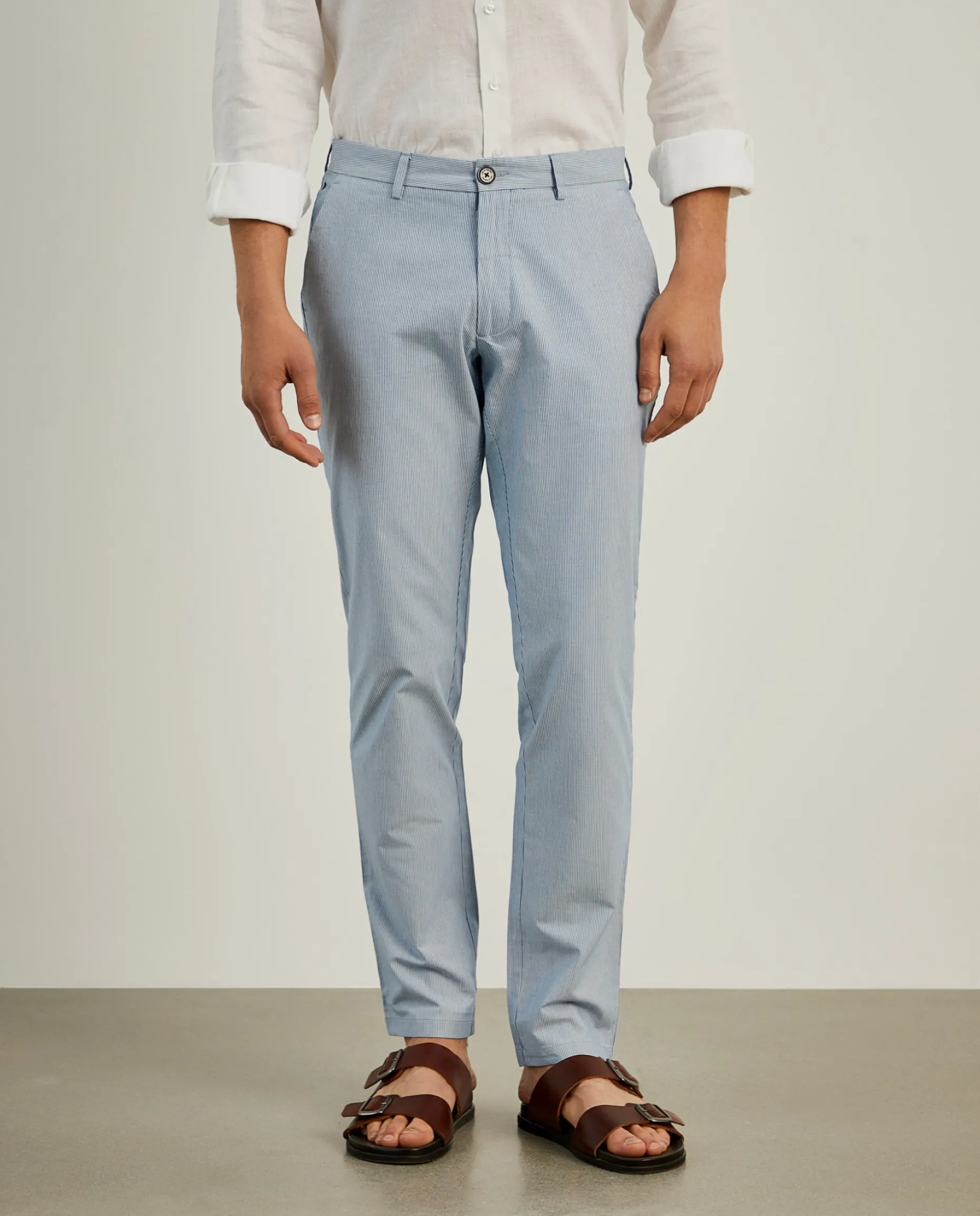 Calças chino slim fit padrão de riscas