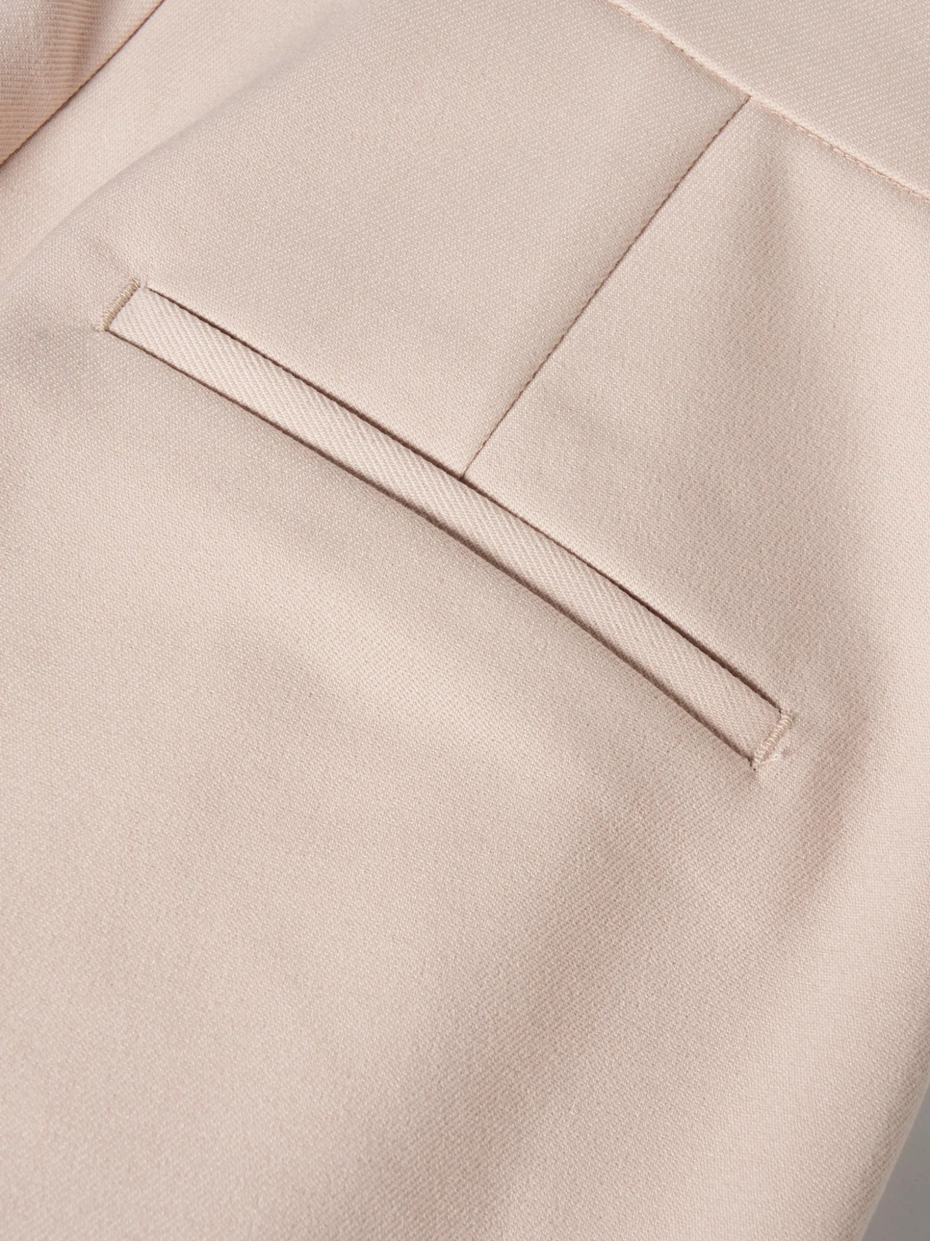 Calças clássicas com pregas