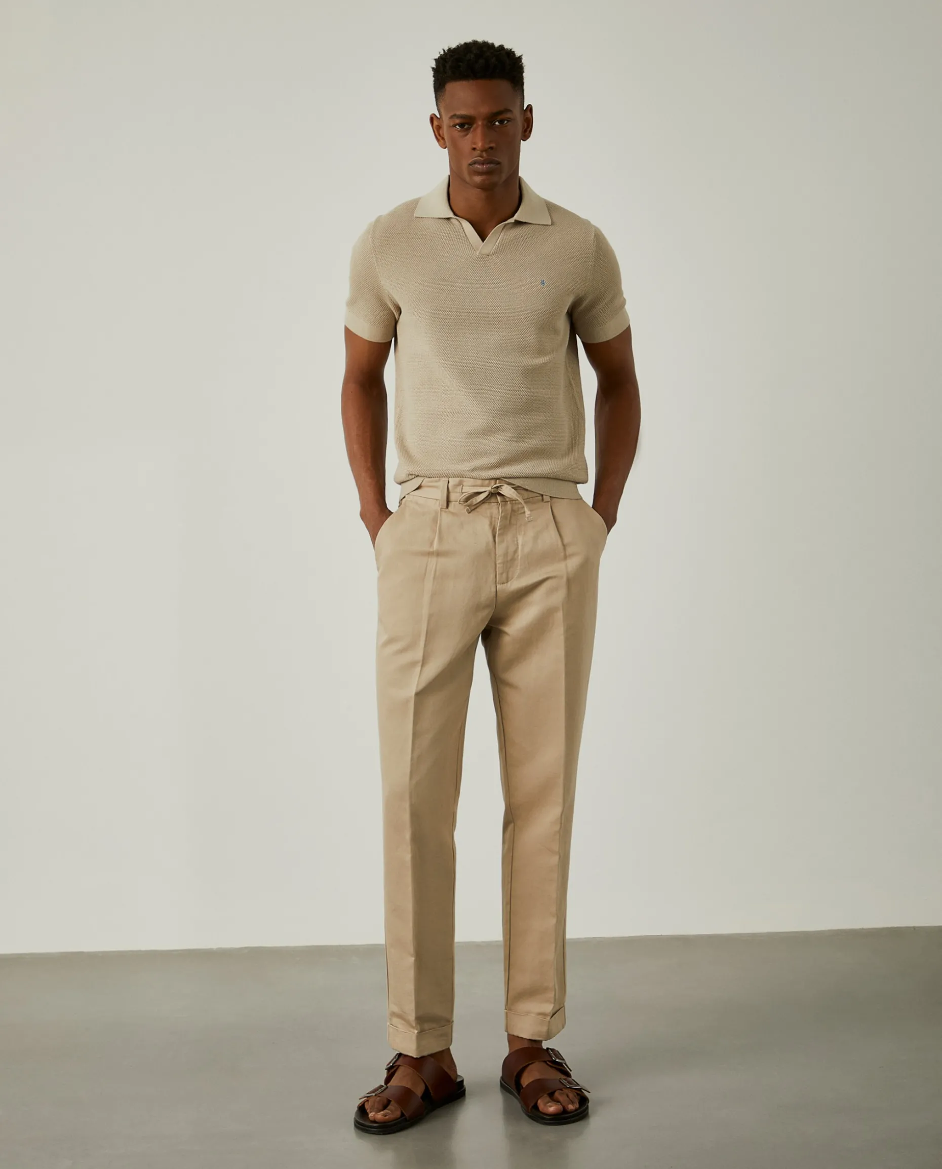 Calças com pregas e cordão