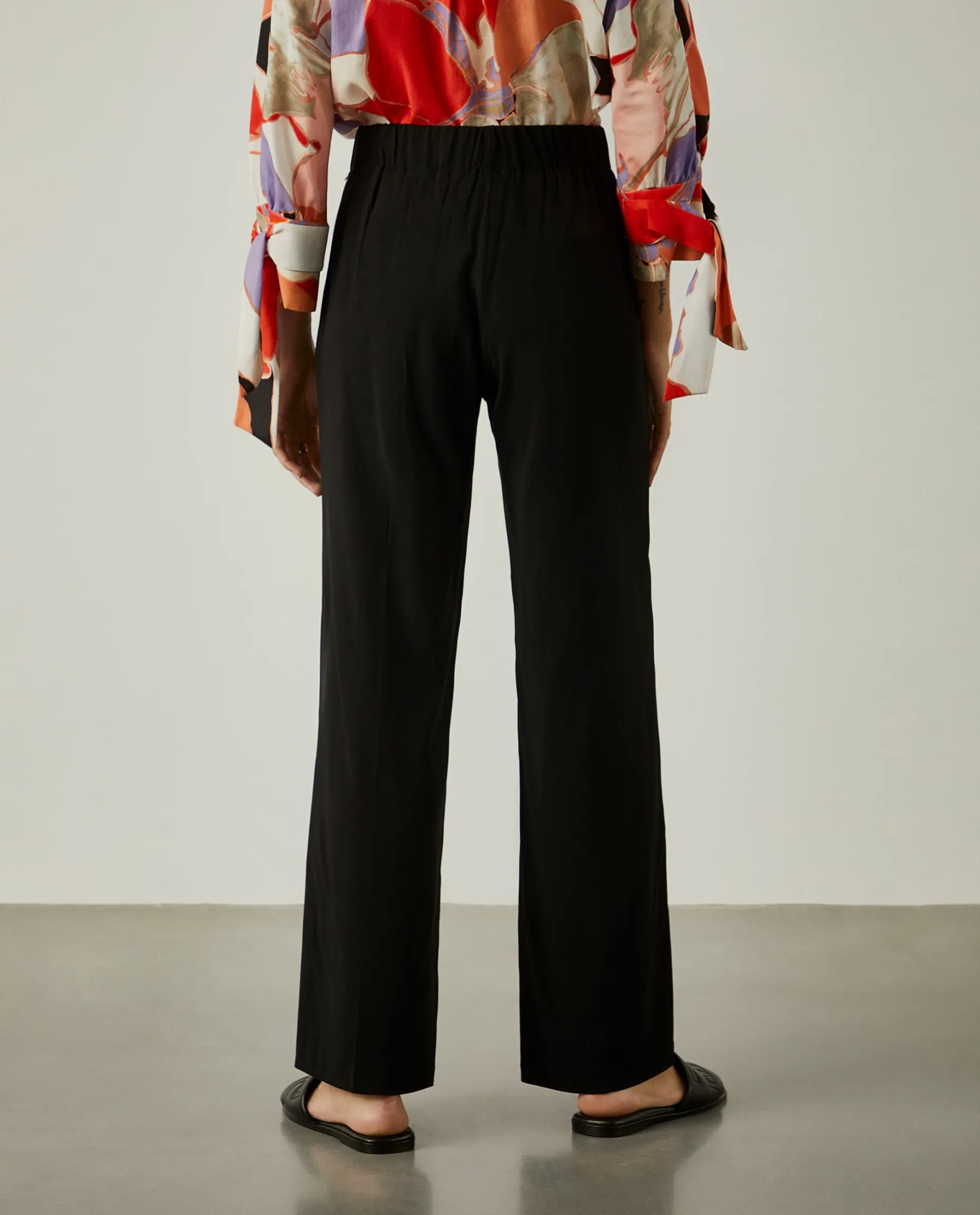 Calças de corte direito com cintura elástica