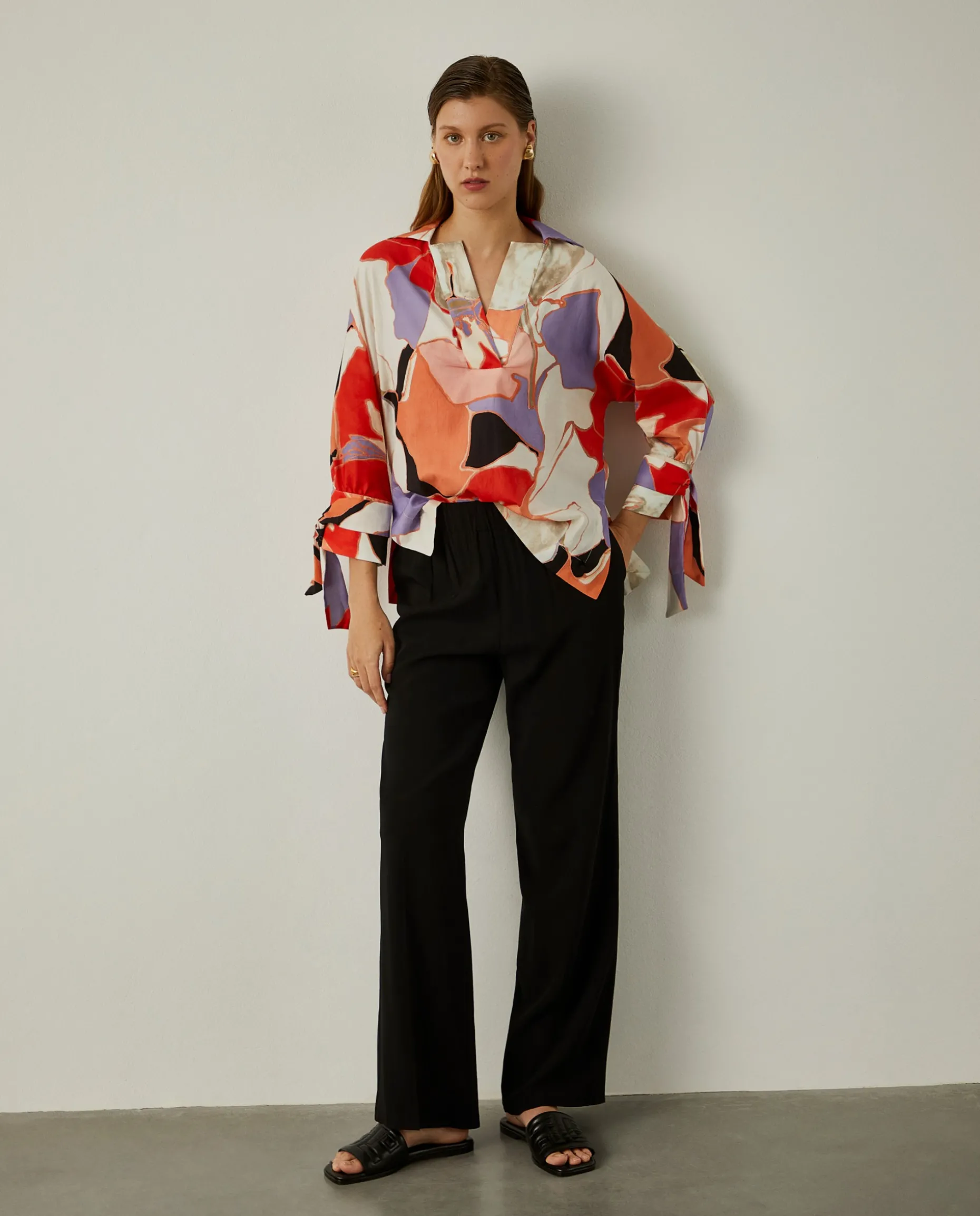 Calças de corte direito com cintura elástica