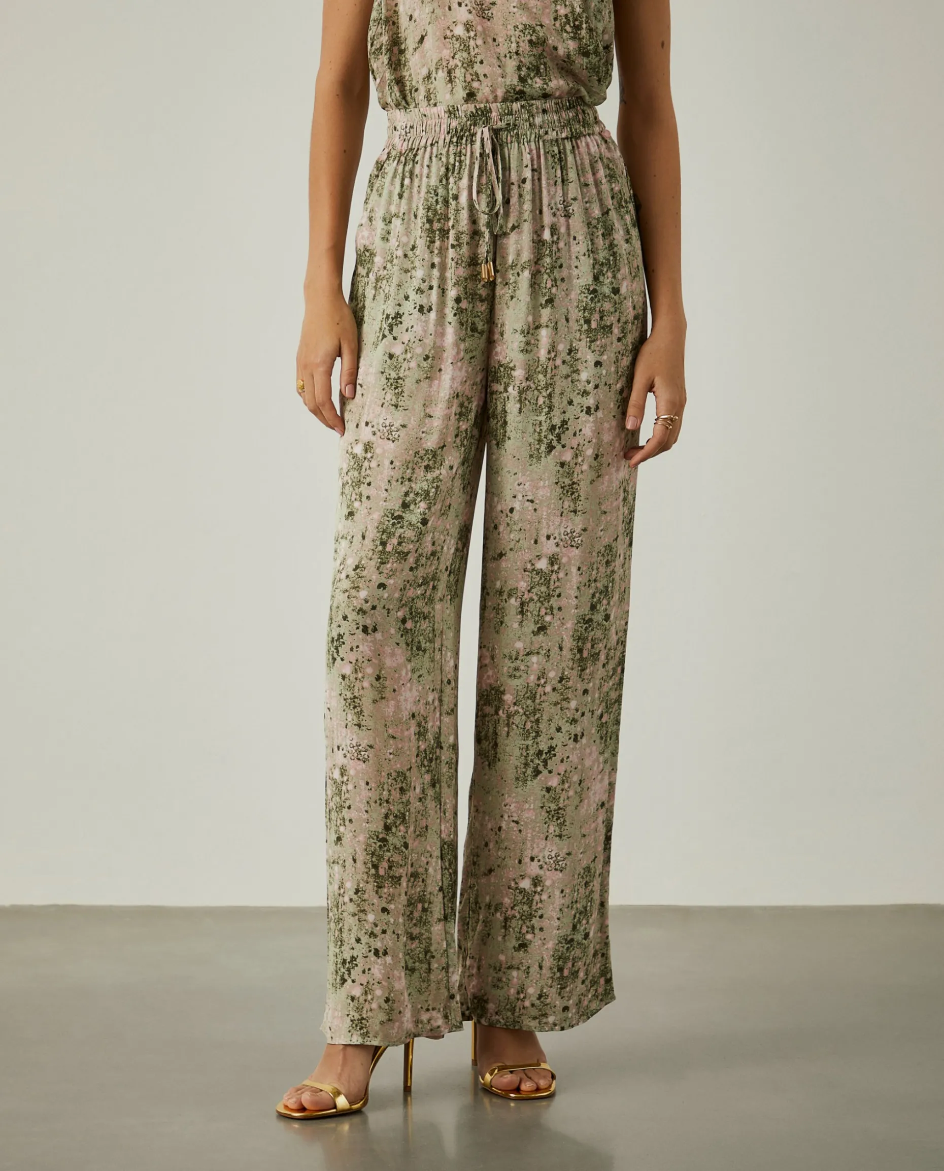 Calças de perna larga com padrão abstrato