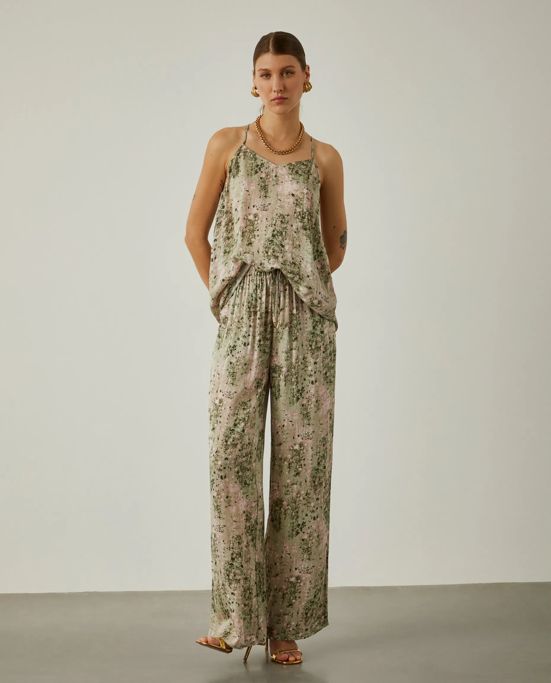 Calças de perna larga com padrão abstrato